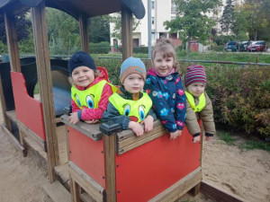 dzieci bawią się w przedszkolu