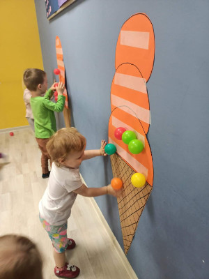 dzieci bawią się w przedszkolu