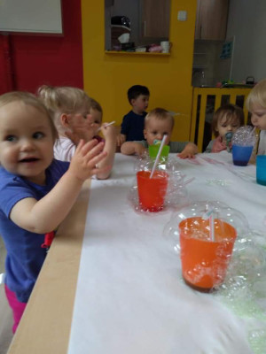 tańczące dzieci w przedszkolu