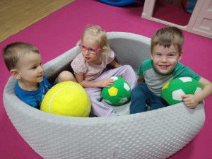 dzieci słuchają bajki