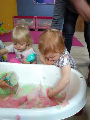 dzieci słuchają bajki